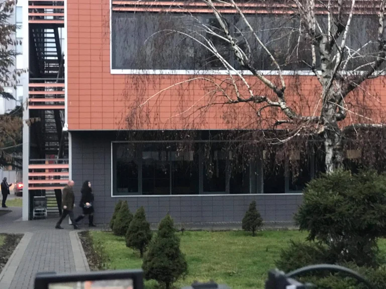 Vjosa Osmani se sépare de la Mustafa de Haziri au Parlement (Photo/Vidéo)