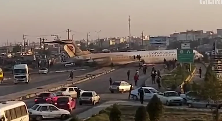 Morbide: Das Flugzeug landete in der Mitte der Stadt in einem Notfall (Video)