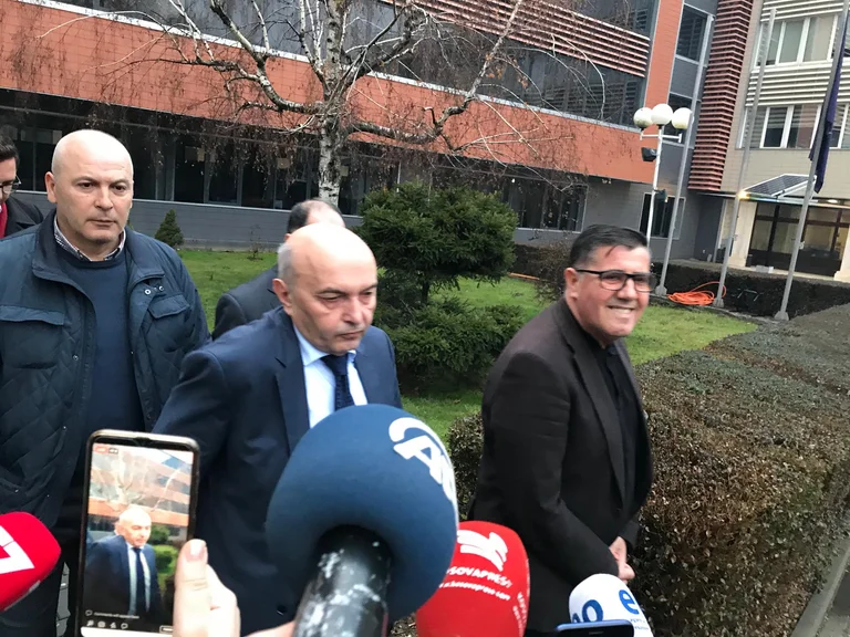 La réunion de Mustafa-Kurti commence, prévue pour être cruciale pour le destin de la coalition