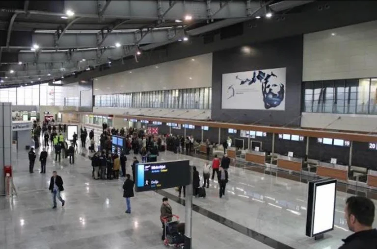 Mesures préventives prises à l ' aéroport de Pristina