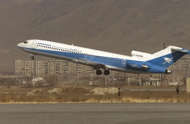The plane with 80 people goes down in Afghanistan, Taliban terrorists try to save it.