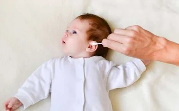 La cura del sale che tratta le earaches nei giovani