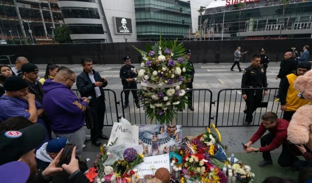 Thousands of fans honour Kobe Bryant