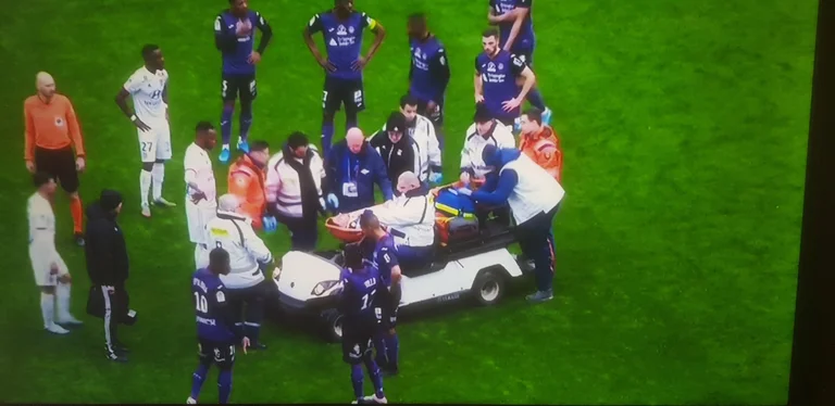 Soccer tombe dans le champ, est précipité à l'hôpital