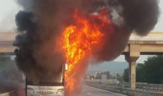 Verbrennen Sie einen Bus in Drenas