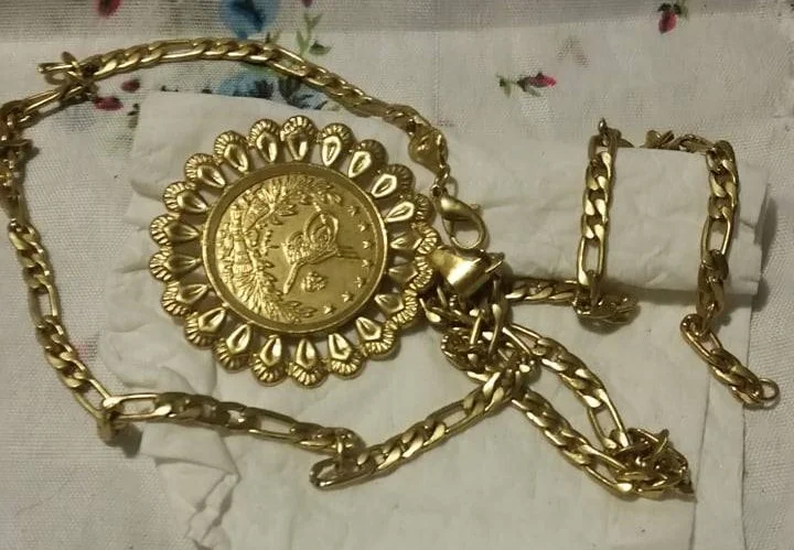 Anyone who lost this gold bench at the National Library finds it at the police station.