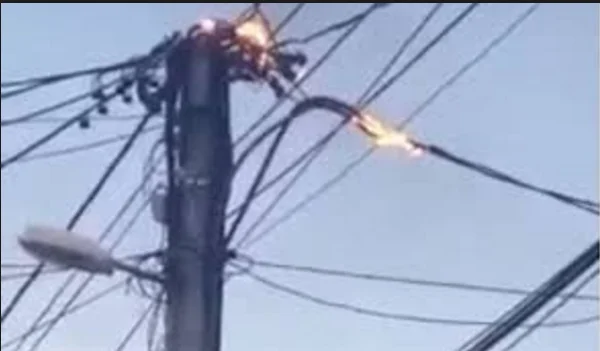 Fils électriques chauds à Pristina