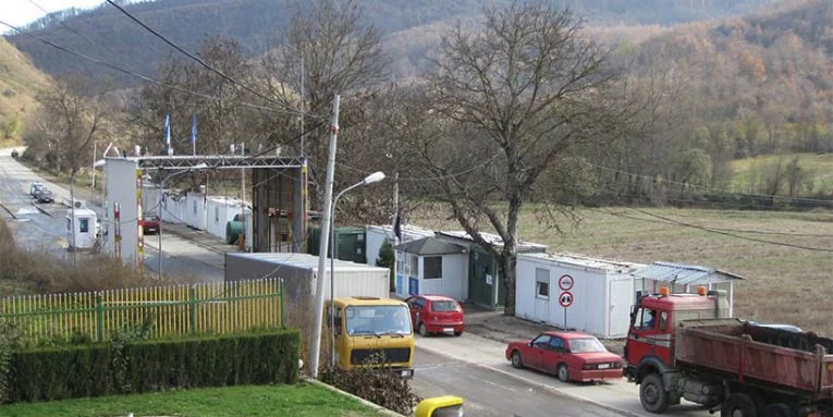Versuchen Sie, mit geschmiedeter Lizenz in Kosovo einzutreten