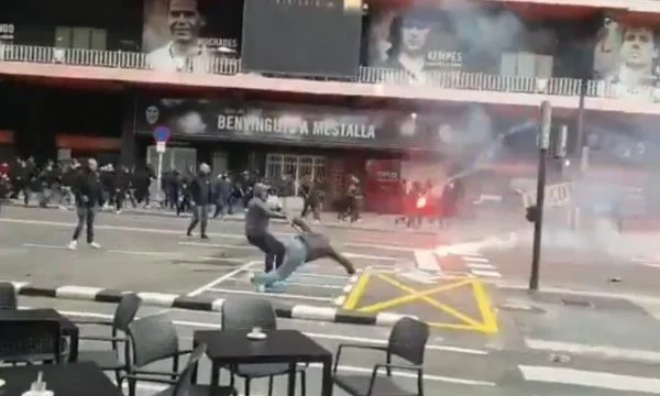 Comme dans la guerre: Bold bat avec des bâtons et des chaises entre les fans de Vallencia et Barcelone avant le match