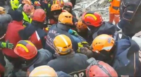 El momento en que algunas personas se apoderaron del terremoto en Turquía