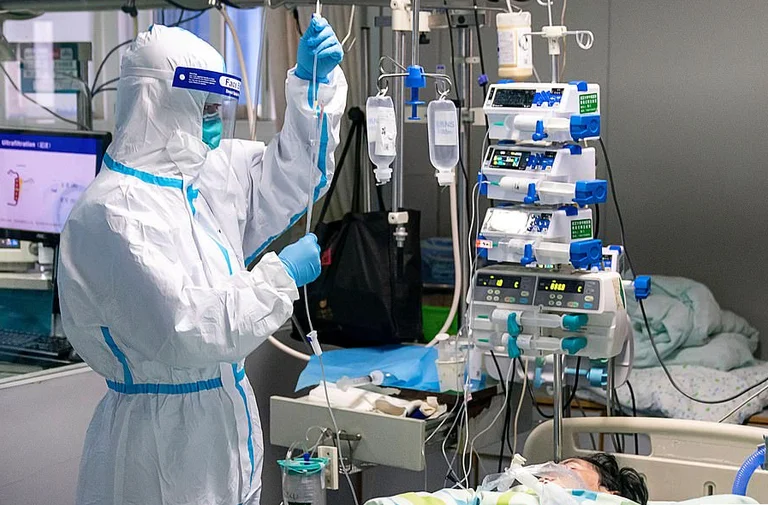 Cuando el caos toca el clímax: Los médicos son forzados a llevar algodón porque no tienen tiempo para usar el inodoro en China