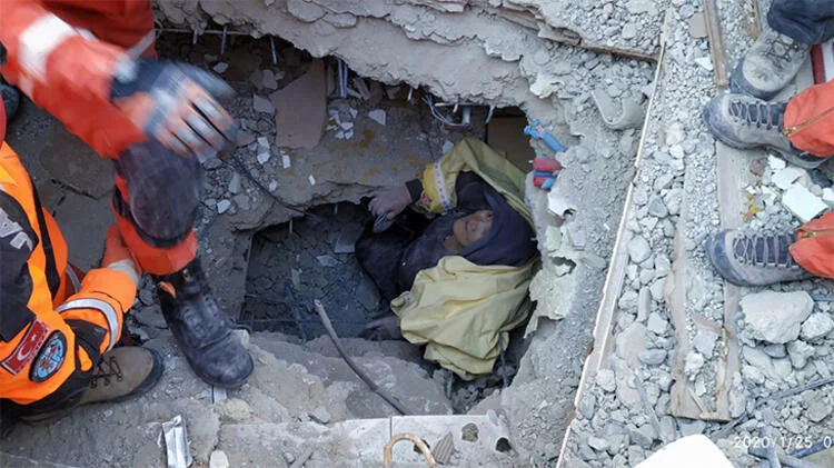 Incredibile vista del momento una donna lascia le rovine se stessa