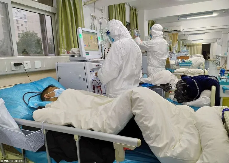 Sad immagini pubblicate dal momento in cui il medico muore dopo aver trattato il paziente con il virus