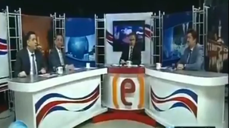Il momento in cui il terremoto scuote lo studio televisivo in Turchia