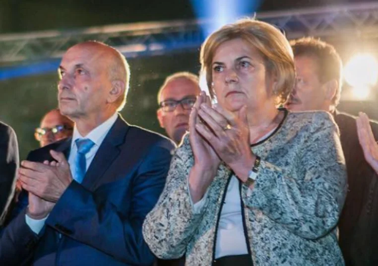 Es economista y tiene grandes títulos científicos. Conoce a la esposa de Isa Mustaf.