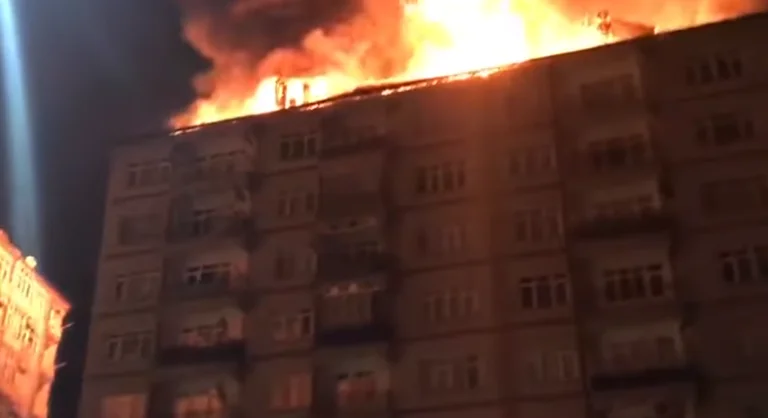 Dopo il terremoto, un edificio multistory in Turchia (Video) brucia