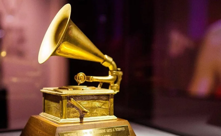 The couple promise to go inside if they win the “prize Grammy”