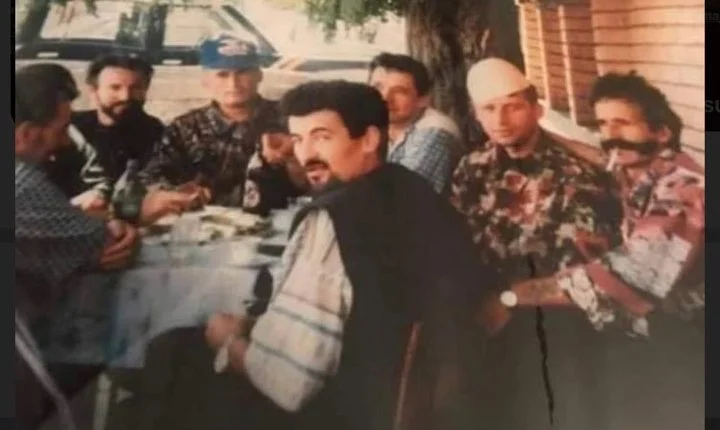 Photo rare: Adem Yasar avec des amis à Suhareka