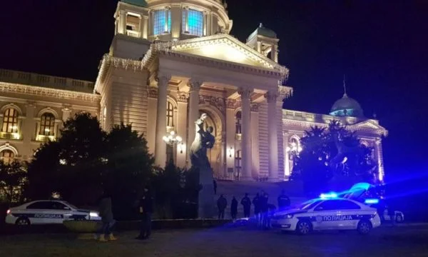 Suicidio davanti al Parlamento serbo