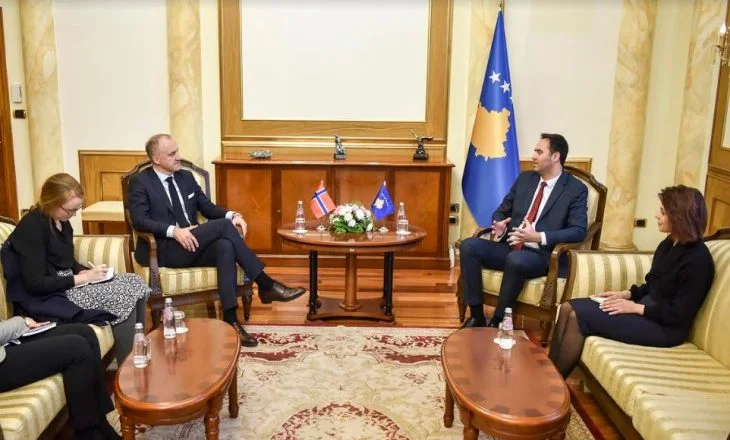 Konjufca entfernt das Foto von Präsident Thaci aus dem Büro des House Speakers