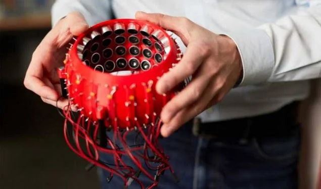 The robot raises delicate objects without touching