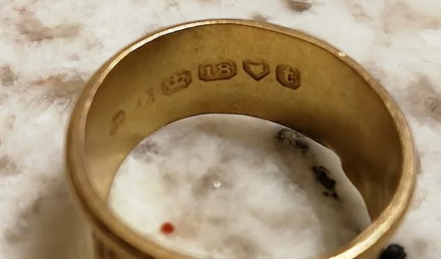 Der 18 - Karat Goldring entdeckt 1834