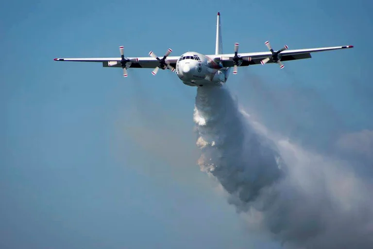 Three American firemen crash by plane to Australia: Dropping flags in half-study