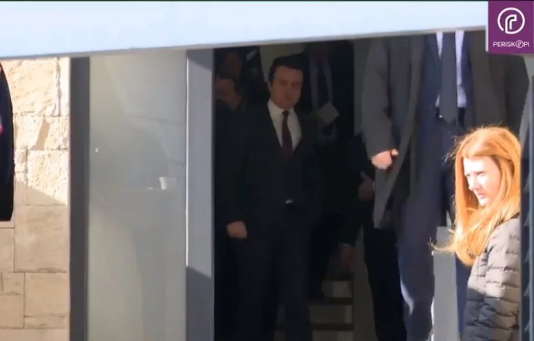 Albin Kurti ne parle pas après avoir rencontré l'envoyé de Trump