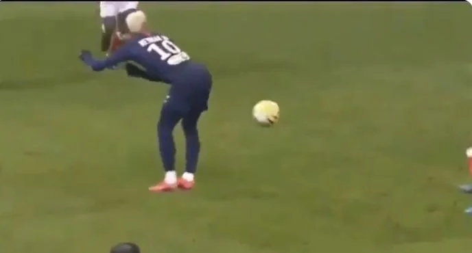 Neymar spielt Fußball wie er in einem Witz. Passen der Kugel gibt ihm zurück.
