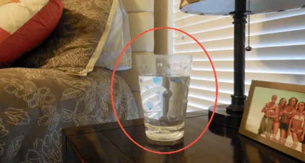 Ne gardez jamais un verre d'eau près de votre lit, en risquant votre santé trop