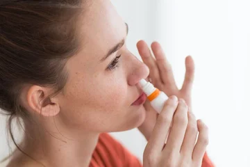 Non usare uno spray al naso, e' pericoloso.