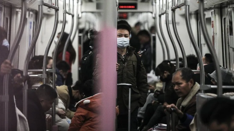 Trasporto pubblico alla città cinese dove il nuovo virus si diffuse