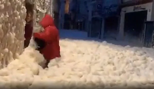 Qyteti spanjoll “pushtohet” nga një valë e madhe me shkumë