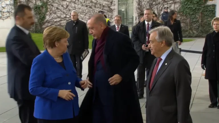Video virale: Merkel për pak sa nuk ia hoqi pallton Erdoganit