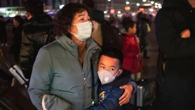Virusi vdekjeprurës, kinezëve u bëhet thirrje të mos udhëtojnë për në Wuhan