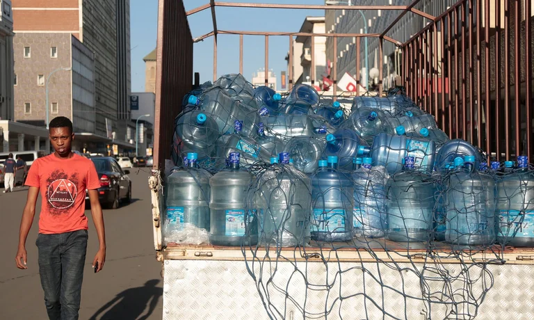 3 milionë njerëz në rrezik: Gjenden helme në rezervuaret e ujit që furnizojnë kryeqytetin e Zimbabwesë
