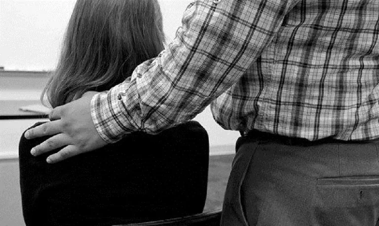 Flet nxënësja 16-vjeçare nga Vushtrria: Profesori më preku në pjesët intime