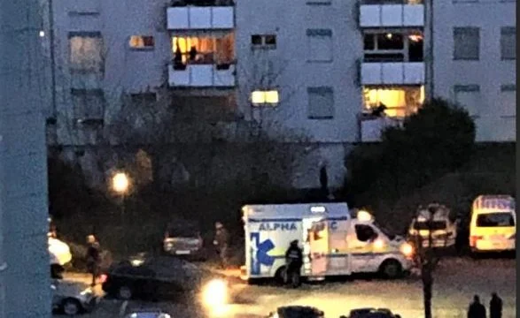Kosovari 38 vjeçar kërcen nga kati i tretë dhe lëndohet rëndë