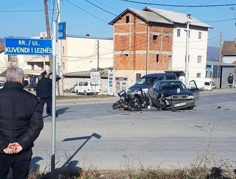 Aksident në Mitrovicë, motoristi në gjendje të rëndë (FOTO)