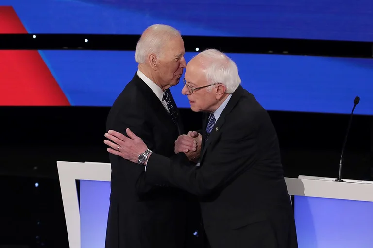 Demokratët amerikanë të bashkuar kundër Trumpit: Sanders i kërkon falje Bidenit, dhe marshon me Warrenin