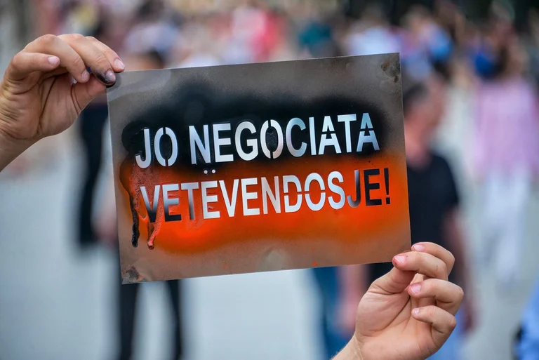 Pushteti i ëmbël: Vetëvendosje dorëzohet kundrejt marrëveshjeve me Serbinë