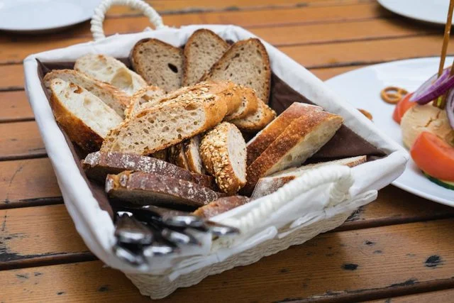 Arsyeja e vetme pse nuk duhet ta hani bukën që ju serviret në restorant