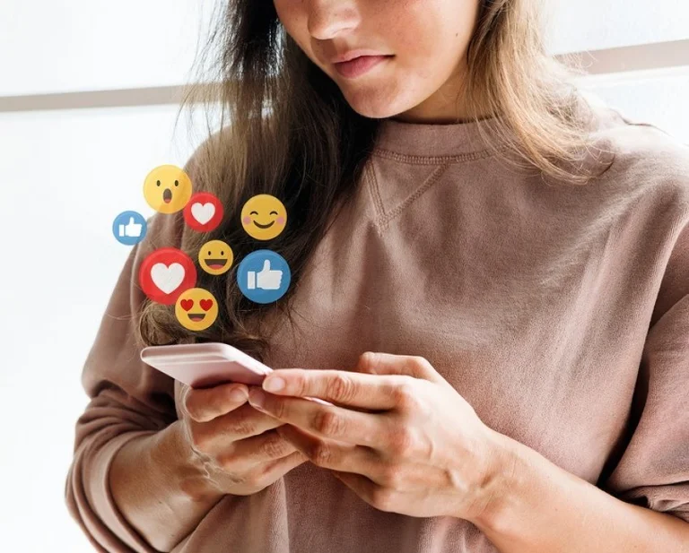 Pse njerëzit që përdorin Photoshop, për t’u dukur të përsosur në mediat sociale, janë më të pakënaqur