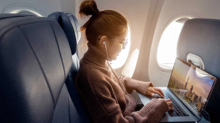 Ndryshimet që i ndodhin trupit kur udhëtoni me avion