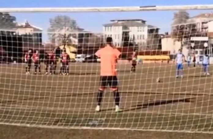 Portieri në Turqi mbron dy penalti, përjashtohet e më pas mbrojtësi pret të tretën