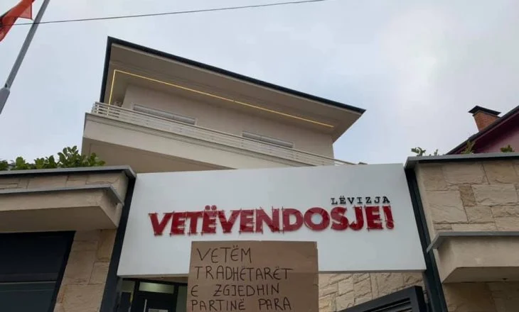Aksion para zyrave të VV’së dhe LDK’së: Vetëm tradhtarët e zgjedhin partinë para shtetit