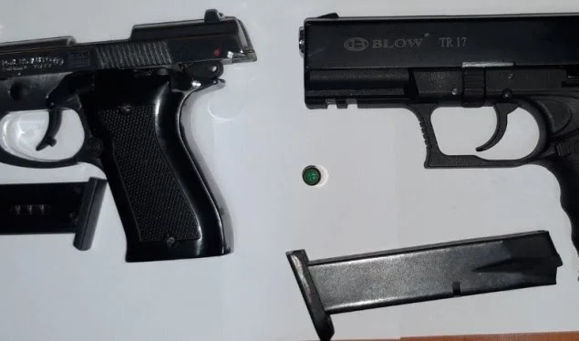 Dy të arrestuar për posedim të paautorizuar të armëve