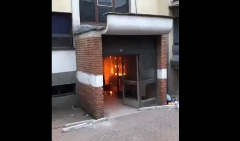 Zjarr në një ndërtesë ku mësojnë fëmijët parashkollorë në Pejë (Video)