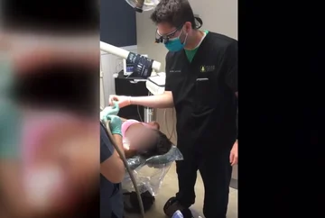 Anormal “ ”: Un medico dentale viene punito dopo essere stato catturato dalle telecamere su come rimuovere i denti dei pazienti