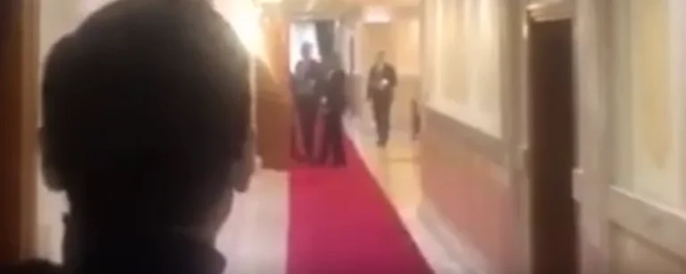Konjufca refuzon t’iu flasë, ja çka i thonë gazetarët (Video)